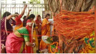 वट वृक्ष के नीचे माता सावित्री एवं सत्यवान का पूजन कर कच्चे धागे से परिक्रमा