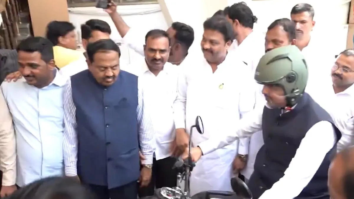 ईंधन बचाने के लिए बाइक चलाकर विधान भवन पहुंचे फडणवीस, पीएम मोदी की अपील का  दिखा असर - maharashtra cm fadnavis bikes to assembly amid fuel saving push