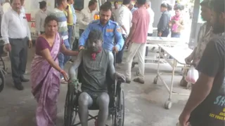 पटाखा फैक्ट्री विस्फोट में घायल लोगों को जिला अस्पताल लाया गया।
