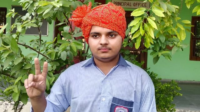 हरियाणा बोर्ड 10वीं में किसान के बेटे अक्षय का कमाल, 500 में से हासिल किए 494 अंक; पानीपत में बना सेकंड टॉपर

