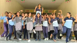 पीएम श्री कन्या वरिष्ठ माध्यमिक विद्यालय में परीक्षा परिणाम पर खुशी व्यक्त करती छात्राएं। फोटो: हरिओम यादव