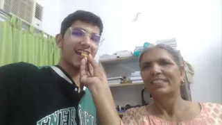 काव्यांश की नानी सरस्वती मिठाई खिलाते हुए। फोटो: जागरण