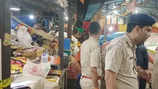 घटना के बाद छानबीन करती पुलिस