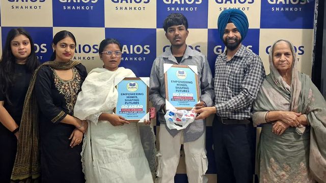 सफलता की बेहतरीन मिसाल... पंजाब में मां-बेटे ने एक साथ पास की 12वीं की परीक्षा, 24 साल बाद पूरा किया पढ़ाई का सपना 
