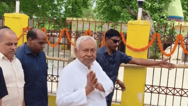 सत्ता छूटी, लेकिन साथ की याद नहीं… कल्याण बिगहा पहुंच पत्नी मंजू सिन्हा को याद कर भावुक हुए नीतीश-निशांत