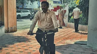 कमिश्नर आंजनेय कुमार सिंह ई-साइकिल से दफ्तर पहुंचे।