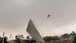 टीनशेड के साथ हवा में उड़ते नन्हे मियां। वीडियो ग्रैब