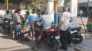 पंप पर पेट्रोल डलवाते बाइक सवार