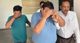 बिचौलिये बाप-बेटे को तीन दिन का रिमांड खत्म होने के बाद कोर्ट में पेश किया गया था।