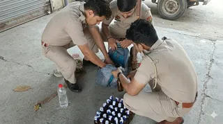 पुलिस द्वारा बरामद शराब की खेप। यह तस्वीर एआई से एडिट की गई है