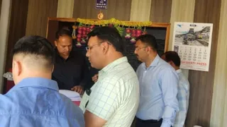 देहरादून जिले में होमस्टे की जांच करती प्रशासन की टीम। सूवि