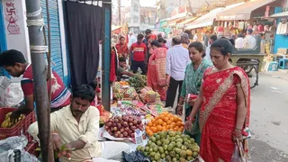 वट सावित्री पूजा से पहले फलों के दाम आसमान पर