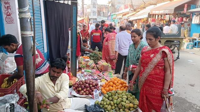 Vat Savitri 2026: वट सावित्री पूजा से पहले फलों के दाम आसमान पर, बांका में आम 90 रुपये किलो
