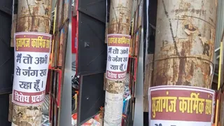 भागलपुर शहर के व्यावसायिक केंद्र में व्यापारियों ने बिजली व्यवस्था के खिलाफ किया अनोखा विरोध