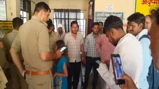 प्रतापगढ़ के महेशगंज में सड़क हादसे के पीड़ितों के परिवार के सदस्य। जागरण