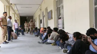लुधियाना पकड़े गए ठग अपना मुंह छिपाते हुए।- फोटो अजय शर्मा