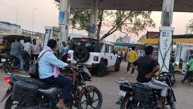 गया में ईंधन का संकट: शेरघाटी में आधा दर्जन पंपों पर पेट्रोल खत्म; वाहन चालक परेशान
