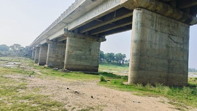 झारखंड-बिहार को जोड़ने वाला पुल हुआ जर्जर, अवैध बालू खनन से नींव हुई कमजोर; हादसे का खतरा
