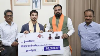 ईशान किशन को 1 करोड़ रुपये का चेक प्रदान करते सीएम सम्राट चौधरी। सौ-एक्स