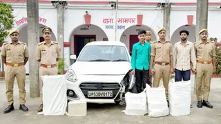 बरामद शराब व कार के साथ पकड़े गए दोनों आरोपित ।