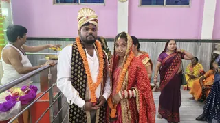 मंदिर में शादी के बाद खुश सुलेखा और सन्नी। जागरण