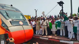 पटना-हावड़ा वंदे भारत एक्सप्रेस : जमुई में बिहार की मंत्री श्रेयसी सिंह ने किया रवाना