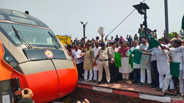 हाई-स्पीड से जुड़ा जमुई, पटना-हावड़ा वंदे भारत एक्सप्रेस ने दी ऐतिहासिक शुरुआत, सांसद और मंत्री ने दिखाई हरी झंडी
