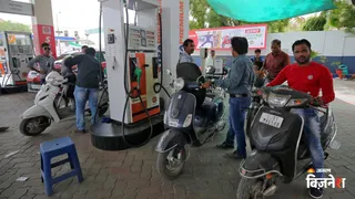 तेल कंपनियों ने शुक्रवार को पेट्रोल और डीजल की कीमतों में 3 रुपये प्रति लीटर की भारी बढ़ोतरी का एलान किया है।