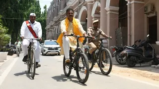 साइकिल चलाकर अपने घर से नगर निगम जाते प्रयागराज के महापौर गणेश केसरवानी। जागरण