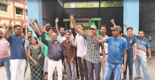 विरोध प्रदर्शन करते नगर निगम के सफाई कर्मचारी। वीडियो ग्रैब