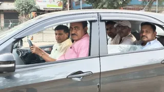 प्रधानमंत्री नरेन्द्र मोदी की अपील ईधन पर निर्भरता को कम करने और उर्जा संरक्षण की अपील के बाद पश्चिमी दिल्ली स्थित सागरपुर से बारहखंबा के समीप कार्यालय कारपुलिंग कर जाते मित्र राजेंद्र मित्तल, हरीश कुमार, प्रदीप तंवर, गोल्डी बेदी और राकेश। चंद्र प्रकाश मिश्र