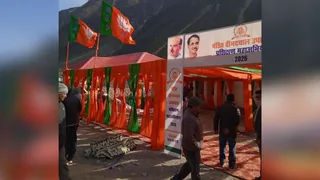 पिथौरागढ़ के गुंजी में भगवा झंडे से पटा कार्यक्रम स्थल। जागरण