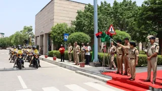 नोएडा सेक्टर 108 स्थित पुलिस आयुक्त कार्यालय से डायल 112 के 25 नए वाहनों को हरी झंडी दिखातीं पुलिस आयुक्त लक्ष्मी सिंह। सौ. पुलिस