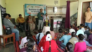 वाराणसी के नागेपुर में किशोरियों के लिए समर कैम्प, सीखेंगी स्कूटी चलाना और आत्मनिर्भरता के गुर।