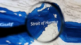 ईरान बोला- होर्मुज स्ट्रेट से गुजरे 30 जहाज, कच्चे तेल की कीमतों में आई गिरावट (फोटो- रॉयटर)