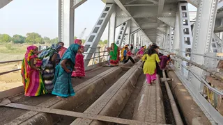 प्रयागराज के मेजा स्थित बलुआ गांव के टोंस नदी में डूबने की घटना के बाद पुल पर जुटी भीड़। जागरण