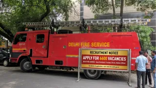 दिल्ली अग्निशमन विभाग ने दिल्ली सरकार से प्राथमिकता के आधार पर 6,600 कर्मचारियों की भर्ती (Vacancy) करने की मांग की है। एआई इमेज