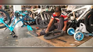 साइकिल रिपेयर करता कारीगर।जागरण