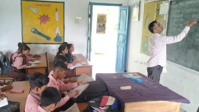 चंदौली में परिषदीय स्कूलों में कम नामांकन होने पर 79 प्रधानाध्यापकों को नोटिस, जिले में 40 हजार प्रवेश का लक्ष्य