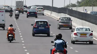 एक्सप्रेस वे पर बेलगाम दौड़ रहे दोपहिया वाहन। जागरण