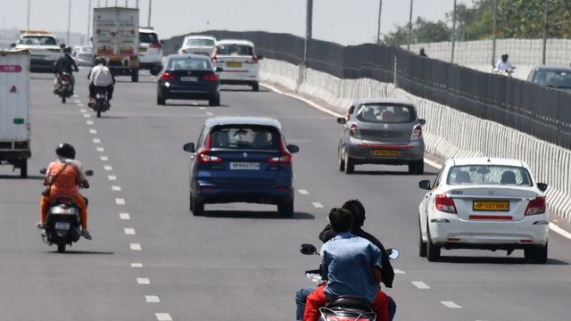 दिल्ली-देहरादून एक्सप्रेसवे पर धड़ल्ले से दौड़ रहे दोपहिया वाहन, नियमों की अनदेखी से बढ़ा हादसों का खतरा
