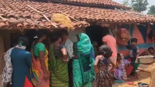 घटना की सूचना पाकर पीड़ित परिवार के घर पहुंचे लोग। (फोटो जागरण)