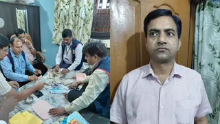 नोट गिनते अधिकारी और इंजीनियर गोपाल कुमार। (जागरण)