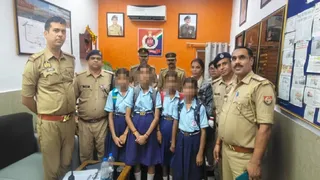 प्रयागराज आरपीएफ के संरक्षण में ट्रेन से उज्जैन जा रहीं कानपुर की चार छात्राएं। सौ. आरपीएफ
