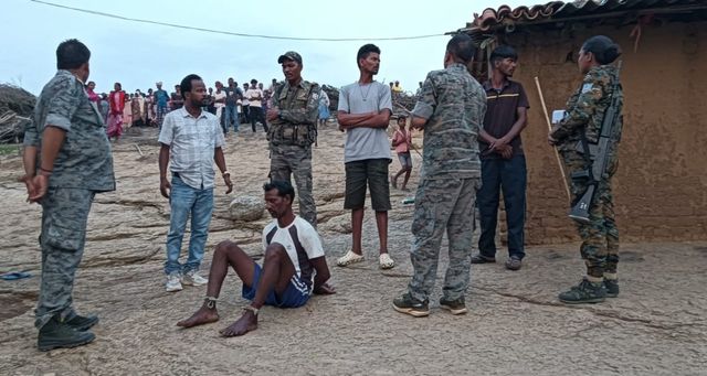 आम तोड़कर लौटे पति के सिर पर खून सवार: लोहरदगा में बेटे ने मां और पत्नी को लोहे की सरिया से उतारा मौत के घाट
