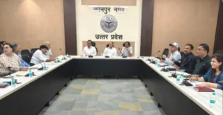 बैठक में उपस्थित राज्य कर विभाग अधिकारी और सराफा कारोबारी। विभाग