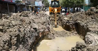 काकादेव में तोड़ी पेयजल लाइन, खोदाई में रास्ता बंद। जागरण