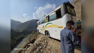 सड़क से बाहर निकला बस का टायर। स्रोत सुधि पाठक