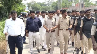 घटनास्थल पर जाते पुलिस पदाधिकारी के साथ पुलिस जवान। (जागरण)