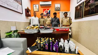 'आपरेशन सतर्क' के तहत प्रयागराज जंक्शन पर आरपीएफ की गिरफ्त में तस्कर व बरामद शराब। सौ. आरपीएफ